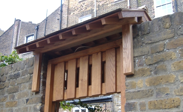 Gate roof