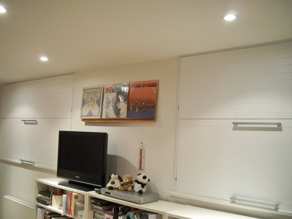 Window shutter (vertical folding style)